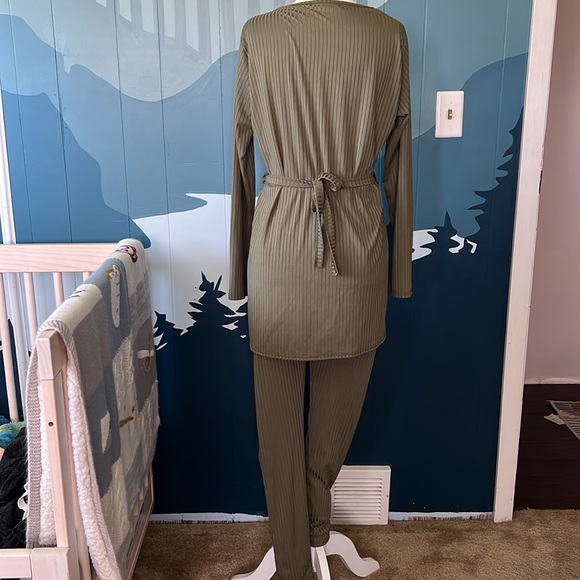 Lounge Set - Picture 2 of 7